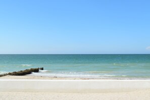 On the beach, sun loungers, beach towels - VIDA Chelem-BRISA vacation property (Chelem)