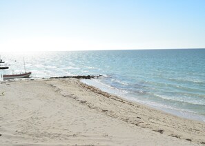 En la playa, camastros y toallas de playa