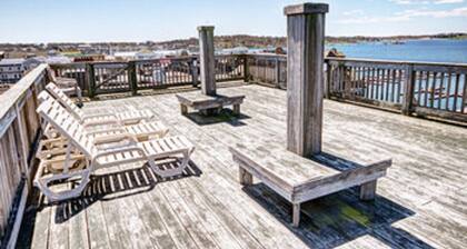 Stay right on Thames Street -The heart of Newport- ON the Water