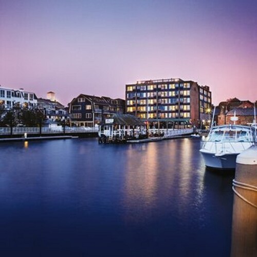 Stay right on Thames Street -The heart of Newport- ON the Water 