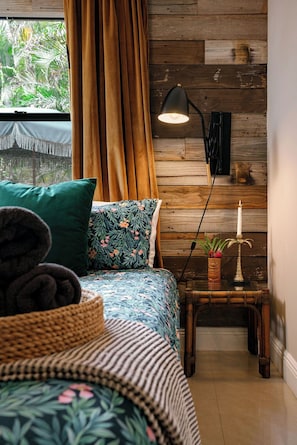 1 quarto, ferros/tábuas de passar roupa, berço de viagem