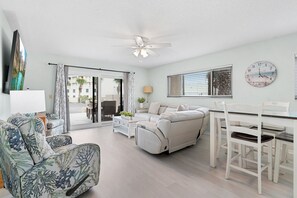 テレビ、DVD プレーヤー