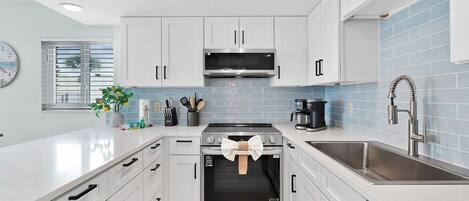 Réfrigérateur, micro-ondes, four, lave-vaisselle