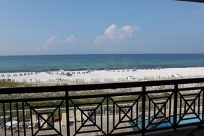Plage, chaises longues