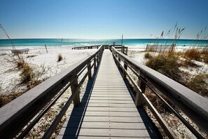 Plage, chaises longues