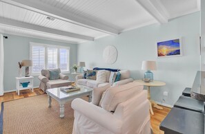 Fernseher, Tischtennisplatte, Drucker