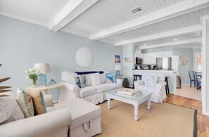 Fernseher, Tischtennisplatte, Drucker