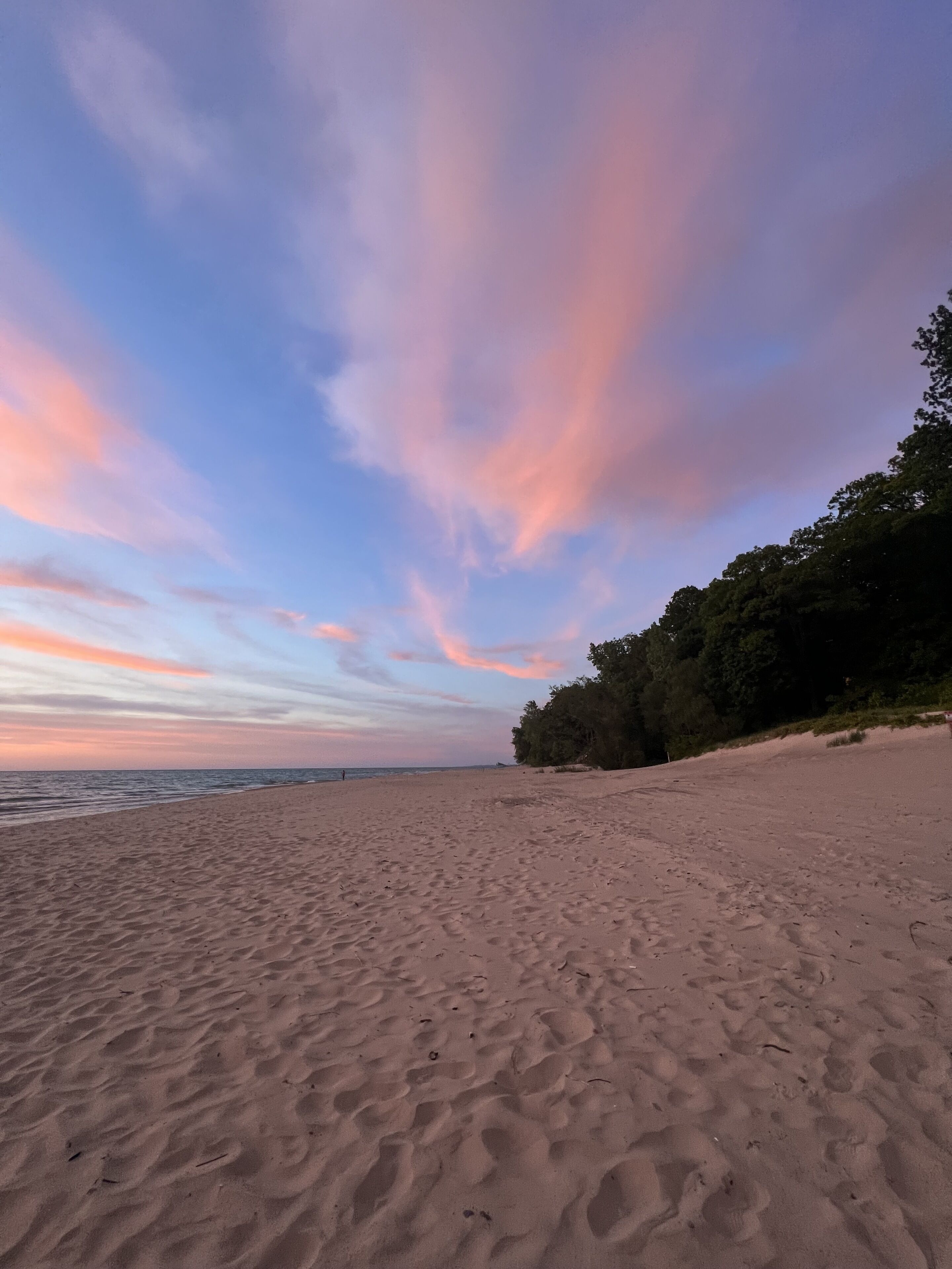 Playa en los alrededores, camastros y toallas de playa 