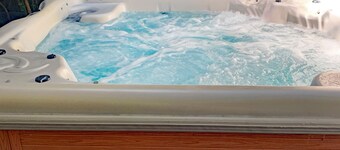 Fall Getaways! Short walk to a private beach!