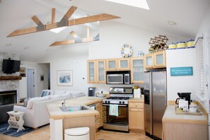 Jääkaappi, mikroaaltouuni, uuni, liesi