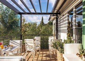 36-inch flat-screen TV with cable channels, TV - Hotel 850 SVB, a Member of Design Hotels (West Hollywood)