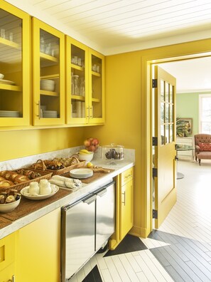 Tägliches inbegriffenes kontinentales Frühstück