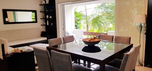 Departamento Deluxe, 3 habitaciones, cocina, en el área del jardín | Servicio a la habitación