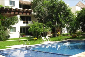 Outdoor pool, pool umbrellas, sun loungers - Selvakoba 63 (Playa del Carmen)