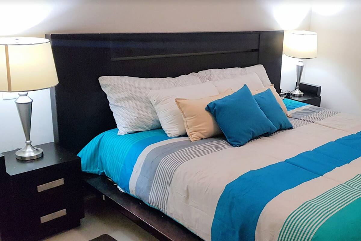 Deluxe-Apartment, 3 Schlafzimmer, Küche, zum Garten hin | 3 Schlafzimmer, hochwertige Bettwaren, Minibar, Schreibtisch
