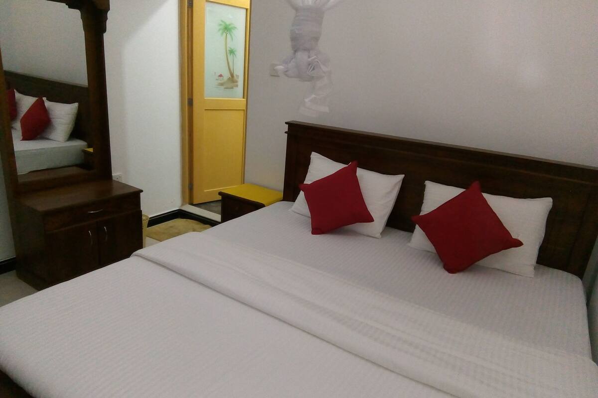 Premium bedding, desk, free WiFi