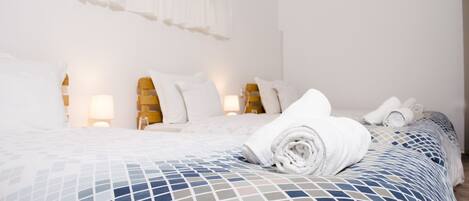 Familienapartment, 2 Schlafzimmer | 1 Schlafzimmer, individuell eingerichtet, Schreibtisch