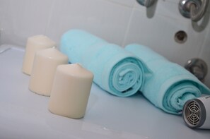 Family Apartment, 2 Bedrooms | Bathroom | Shower, free toiletries, hair dryer, towels - Villa Re3Ca (Skopje)