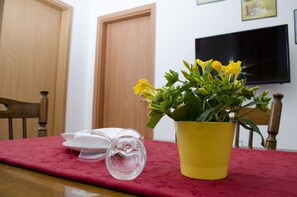 Familienapartment, 2 Schlafzimmer | Essbereich im Zimmer
