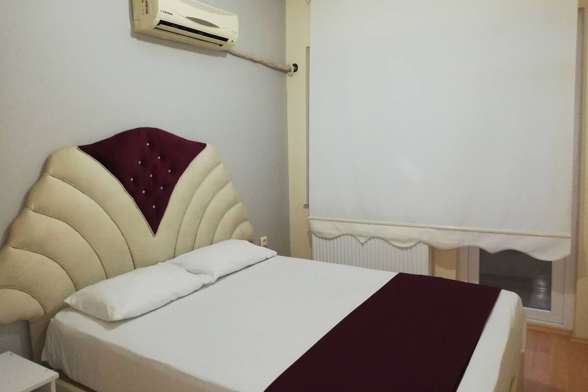 Meja, kalis bunyi, katil bayi/kot (percuma), Wi-fi percuma 
