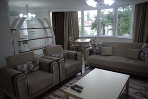 Apartment, 3 Schlafzimmer (No:3) | Wohnzimmer | Fernseher