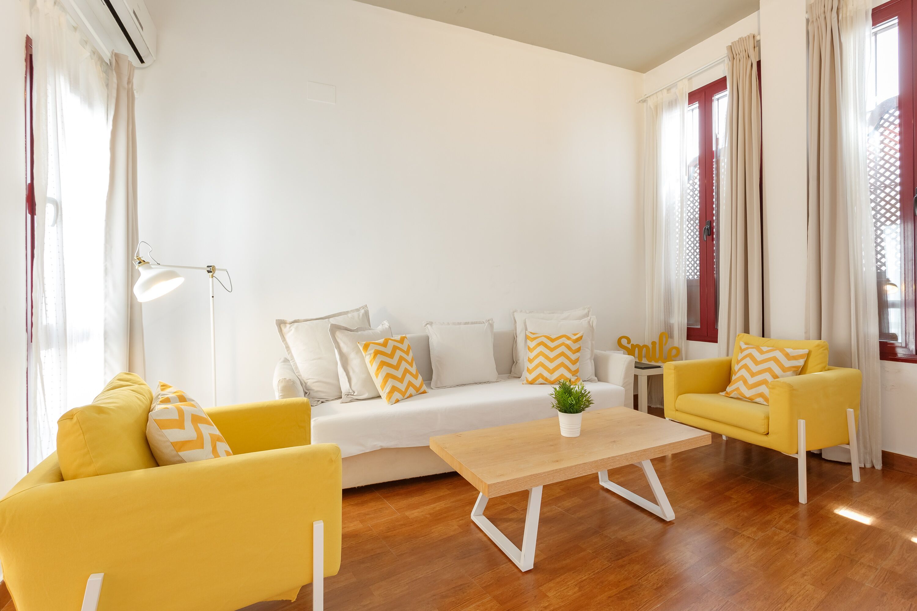 Dúplex, 3 habitaciones | Área de sala de estar | Televisión de pantalla plana de 40 pulgadas con canales digitales 