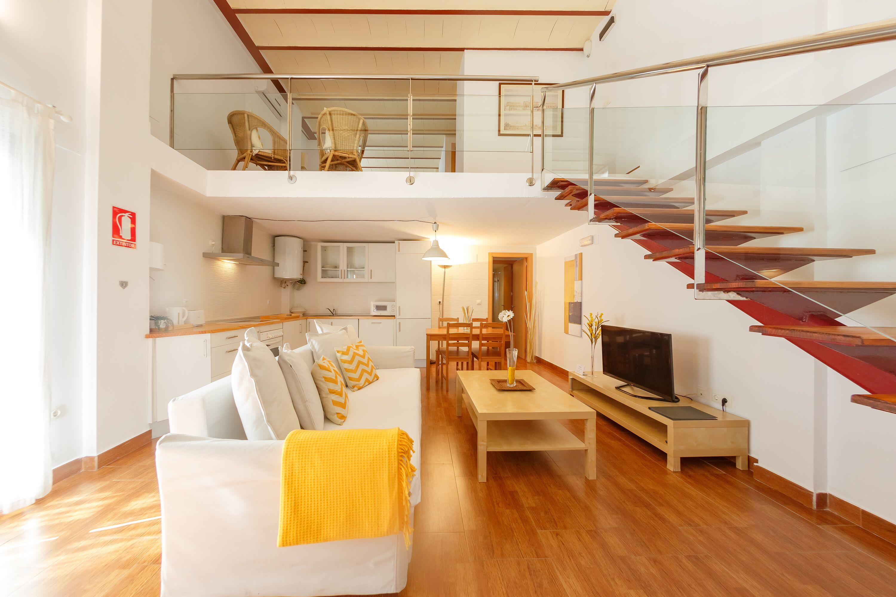 Dúplex, 2 habitaciones | Área de sala de estar | Televisión de pantalla plana de 40 pulgadas con canales digitales 