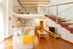 复式, 2 间卧室 | 起居区 | 40-英寸纯平电视 （配备数码频道）、电视