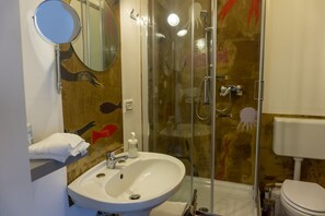 Design Quadruple Room | Bathroom | Shower, rainfall showerhead, free toiletries, hair dryer