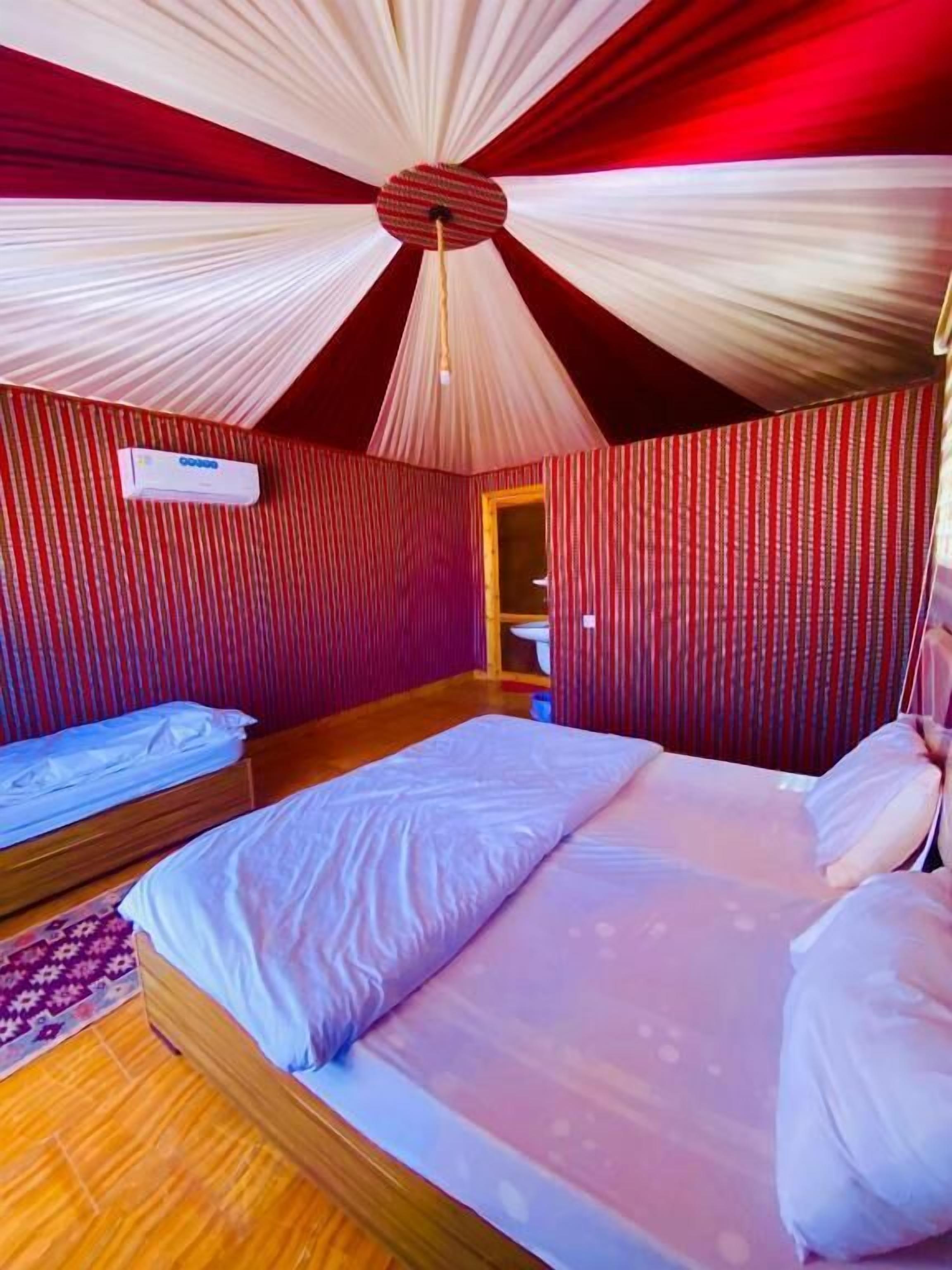 Chambre Quadruple Luxe, 1 chambre, salle de bains privée, vue montagne | 10 chambres, draps en coton égyptien, literie de qualité supérieure