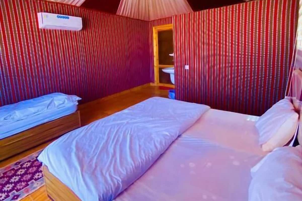 Chambre Quadruple Luxe, 1 chambre, salle de bains privée, vue montagne | 10 chambres, draps en coton égyptien, literie de qualité supérieure