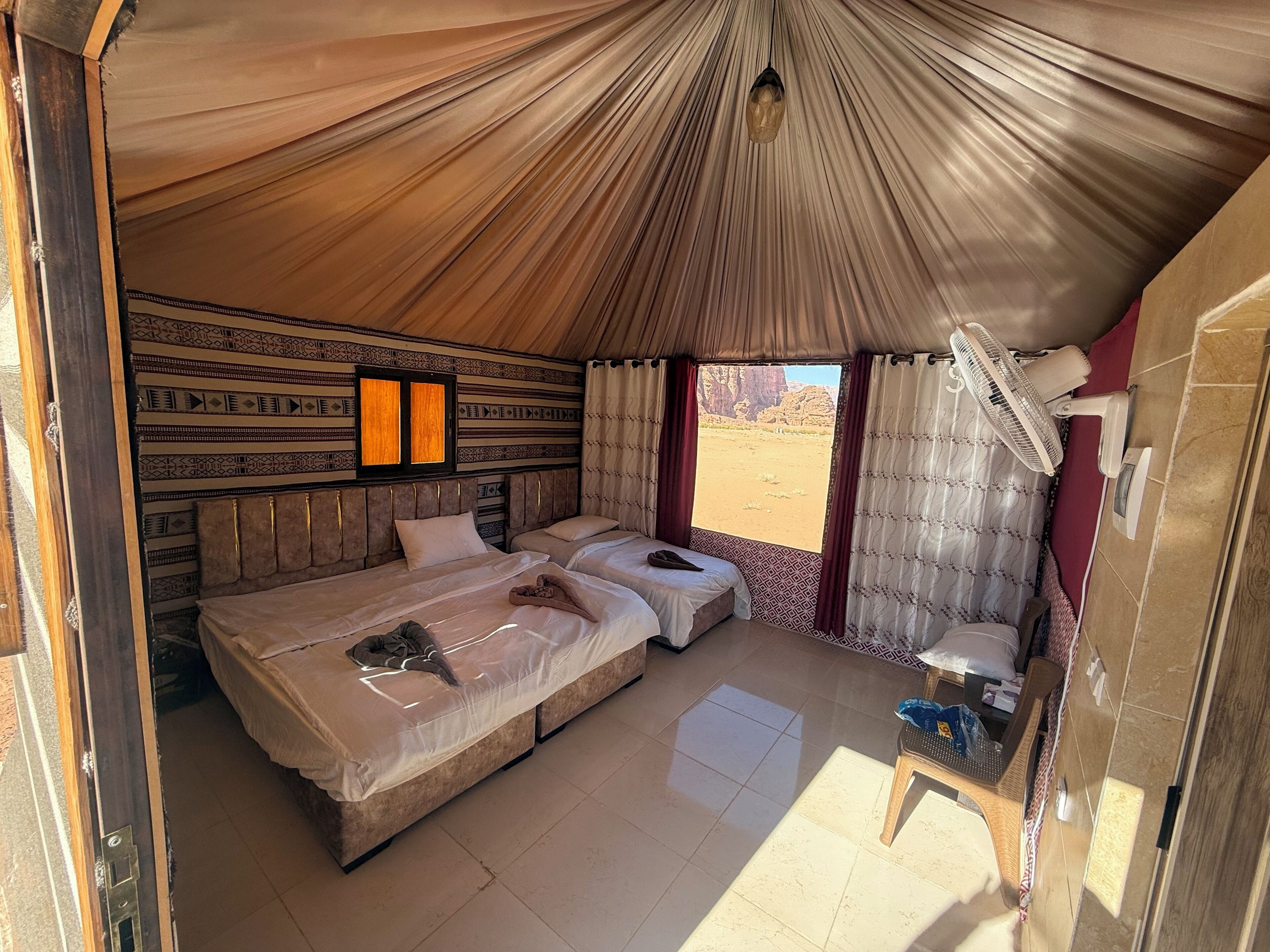 Luxury-Dreibettzimmer, 1 Schlafzimmer, eigenes Bad, Blick auf den Innenhof