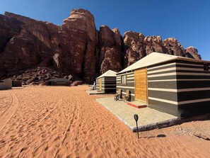 Luxury-Dreibettzimmer, 1 Schlafzimmer, eigenes Bad, Blick auf den Innenhof