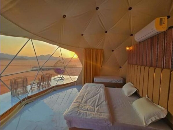 10 bedrooms, Egyptian cotton sheets, premium bedding, memory foam beds - Wadi Rum Luxury Camp (Wadi Rum)