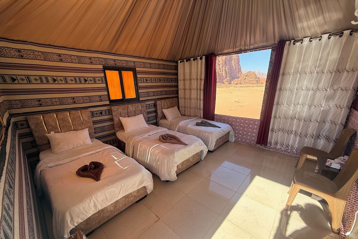 Luxury-Dreibettzimmer, 1 Schlafzimmer, eigenes Bad, Blick auf den Innenhof | Aussenbereich