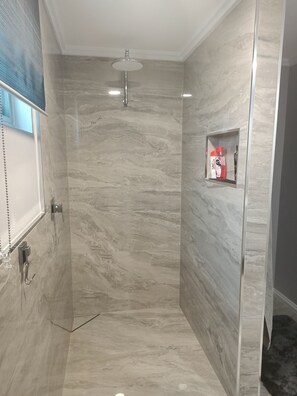 Bañera con ducha, secador de pelo, toallas, jabón
