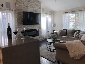 Fernseher, Bücher, Stereoanlage