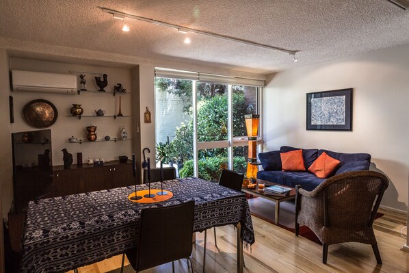 Interior - Stay in *STYLE* in the heart of Richmond; Cosy, spacious, Walk Score 95 (Richmond)