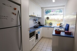 Fridge, microwave, oven, stovetop - Stay in *STYLE* in the heart of Richmond; Cosy, spacious, Walk Score 95 (Richmond)