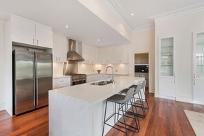 ثلاجة، ميكروويف، فرن، موقد طهي مسطح