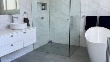 Baignoire, sĂšche-cheveux, serviettes fournies, savon