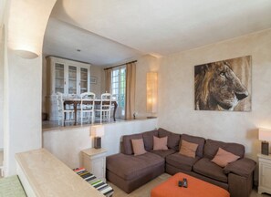 Smart TV, fireplace, DVD player, books