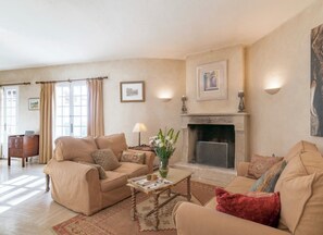 Smart-TV, Kamin, DVD-Player, Bücher