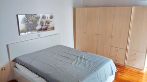 2 bedrooms, iron/ironing board, WiFi, bed sheets