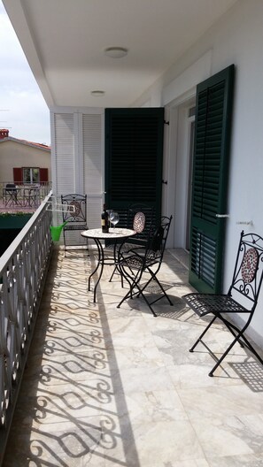 Outdoor dining - Villa Allegra in Lovran, Standard Apartment 105, Balcony-Sea view (Lovran)
