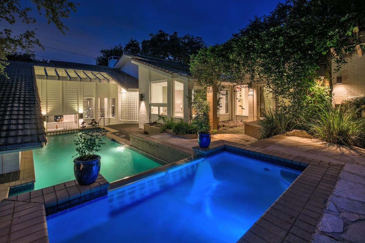 Photo 2 of Contemporary Lake Austin Estate Minutes from Downtown - Privately Gated