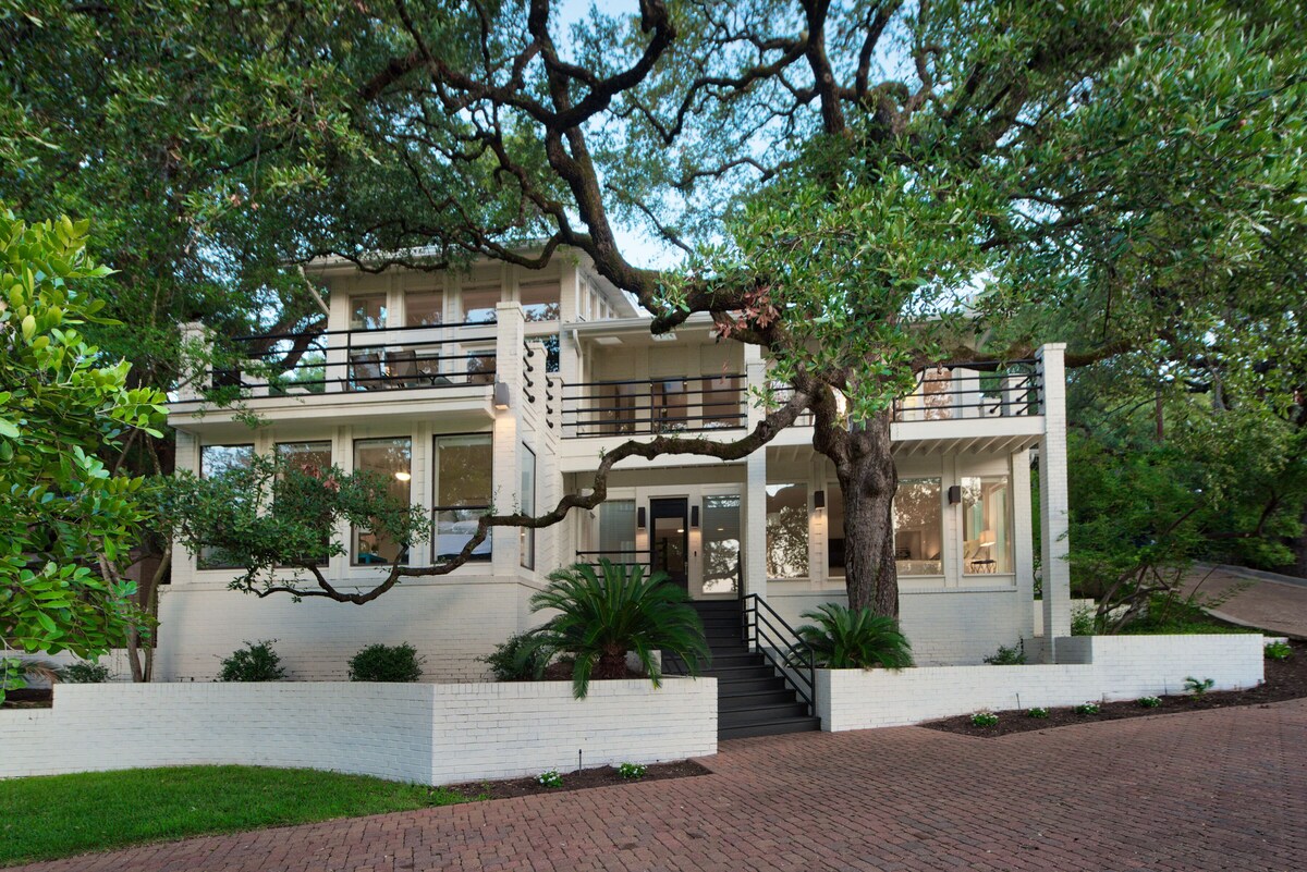 Photo 4 of Contemporary Lake Austin Estate Minutes from Downtown - Privately Gated