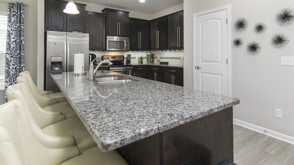 Frigorífico, microondas, horno y placa de cocina