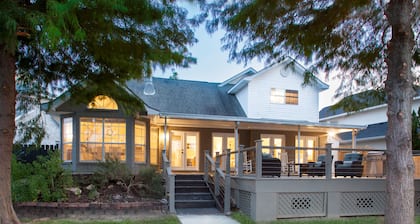 New Orleans Area Beautiful Waterfront Home 4BR with Private Boat Dock