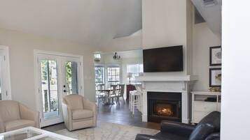 Smart TV, chimenea, libros y estéreo